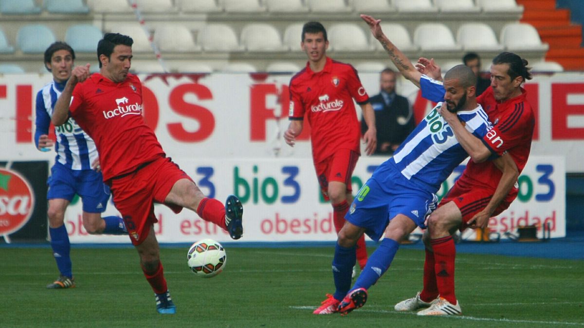 Yuri es agarrado por un jugador de Osasuna en el partido de la temporada pasada en El Toralín. | CÉSAR SÁNCHEZ