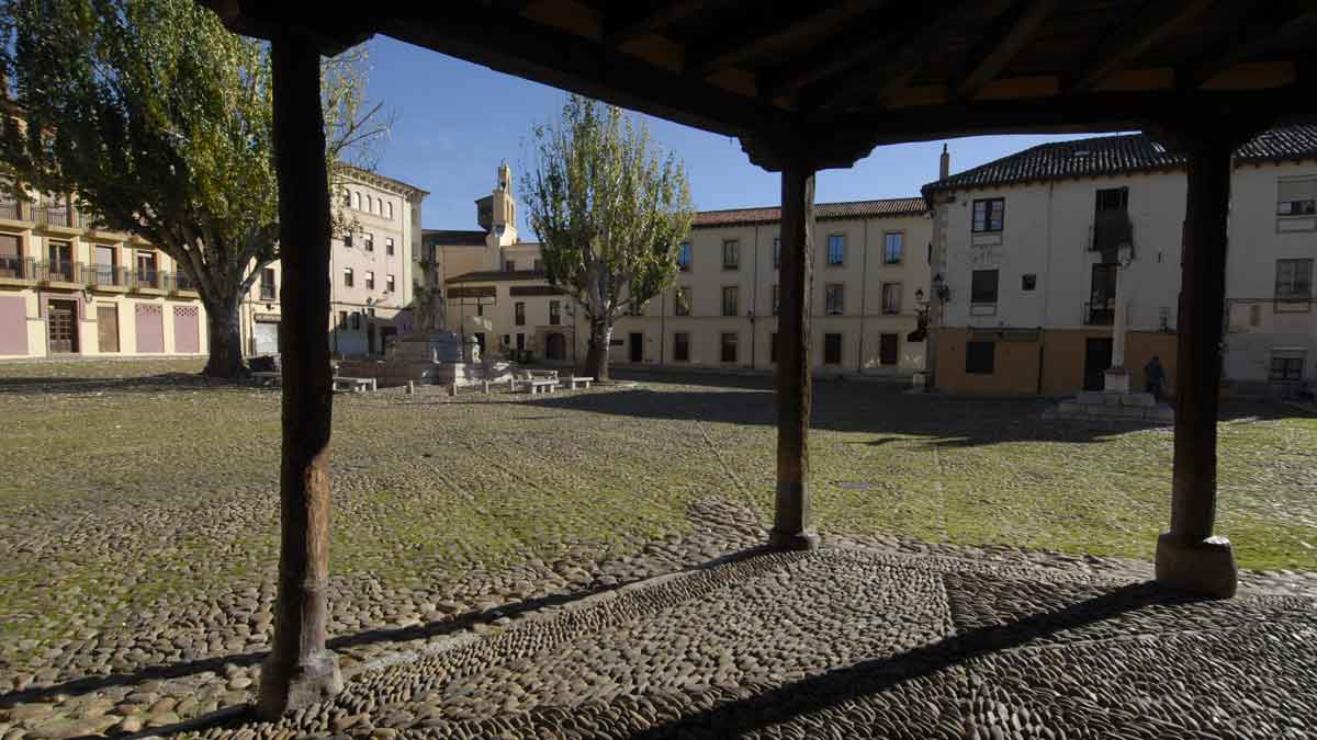 Las obras de la Plaza del Grano son motivo de polémica desde que el Ayuntamiento anunció la intención de remodelarla. | MAURICIO PEÑA