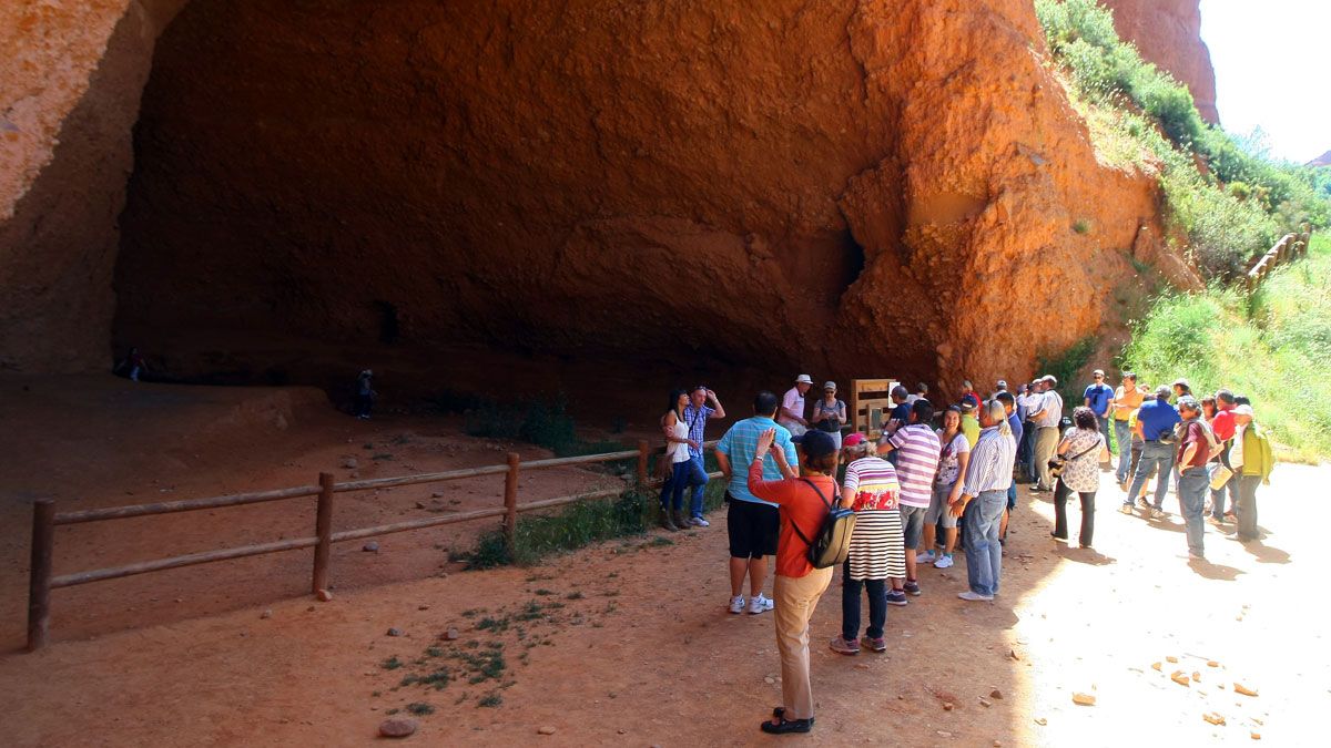 Un grupo de personas de visita en el paraje Patrimonio de la Humanidad camina por el pueblo de Médulas, en una imagen de archivo. :: César Sánchez (Ical)