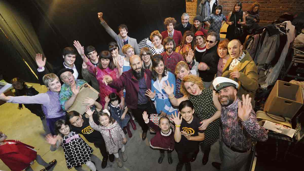 Los pequeños y grandes protagonistas del desfile de moda sixtie de Covent Garden y La Pelu de Eva en un Espacio Vías abarratado de público. | DANIEL MARTÍN