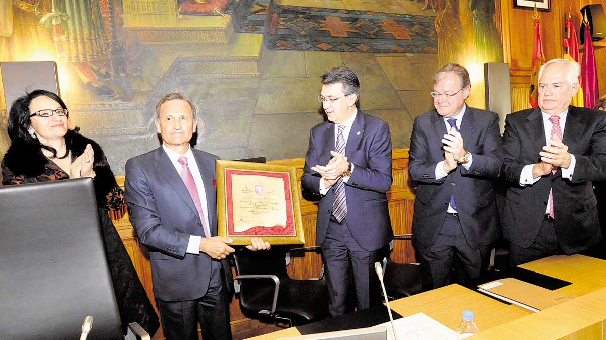 Teresa Mata, Carlos Martínez, Juan Martínez Majo, Antonio Silván y Guillermo García presidieron ayer el aniversario de la Constitución. :: Daniel martín