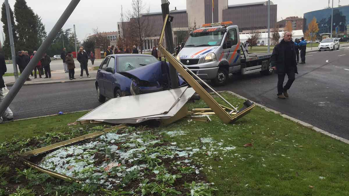 El accidente tuvo lugar en la rotonda del Auditorio Ciudad de León, cuando el vehículo trataba de girar en dirección a la Condesa. | L.N.C.
