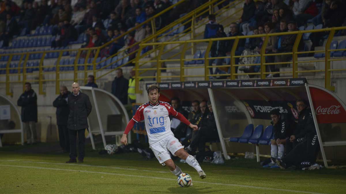 Tejedor controla ante la grada. | MAURICIO PEÑA