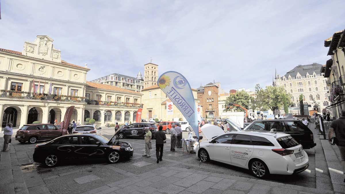 Una exposición de turismos de diferentes marcas propulsados por gas en la plaza de San Marcelo de la capital leonesa. | DANIEL MARTÍN