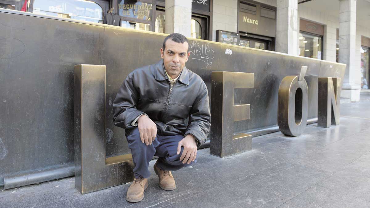 Cansado de sufrir los abusos laborales, este marroquí daba el paso de denunciarlo a los tribunales y la opinión pública. :: mauricio peña
