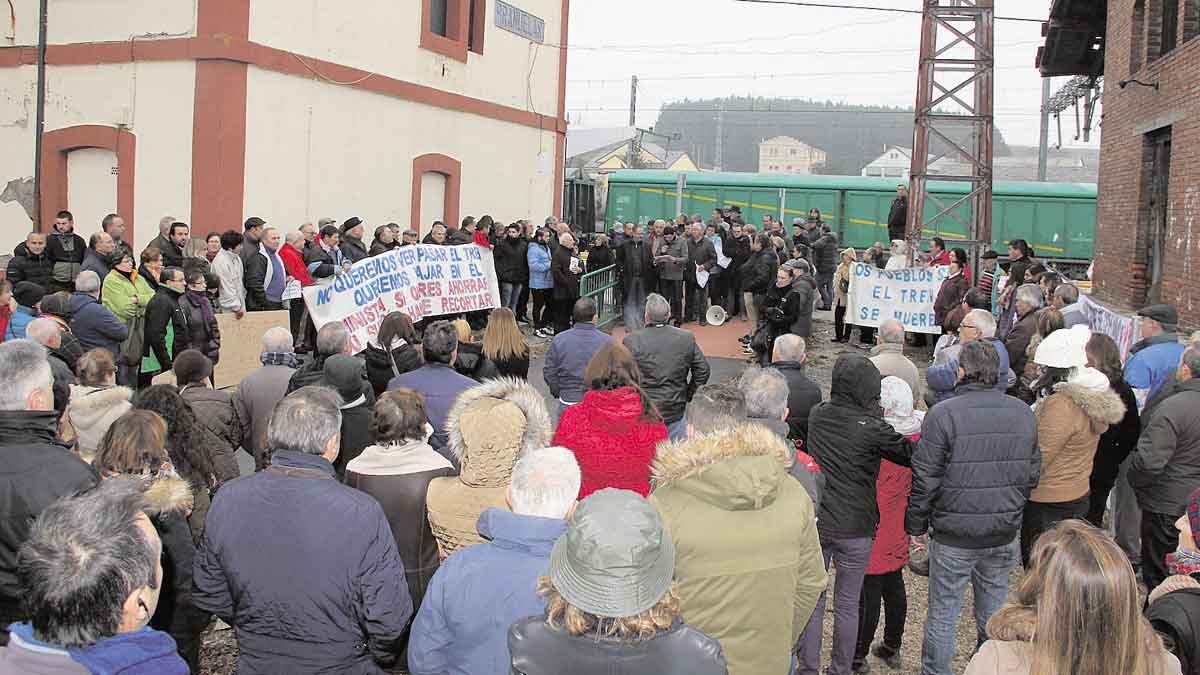 Los vecinos de Brañuelas se concentraron ayer frente a la estación. | L.N.C.