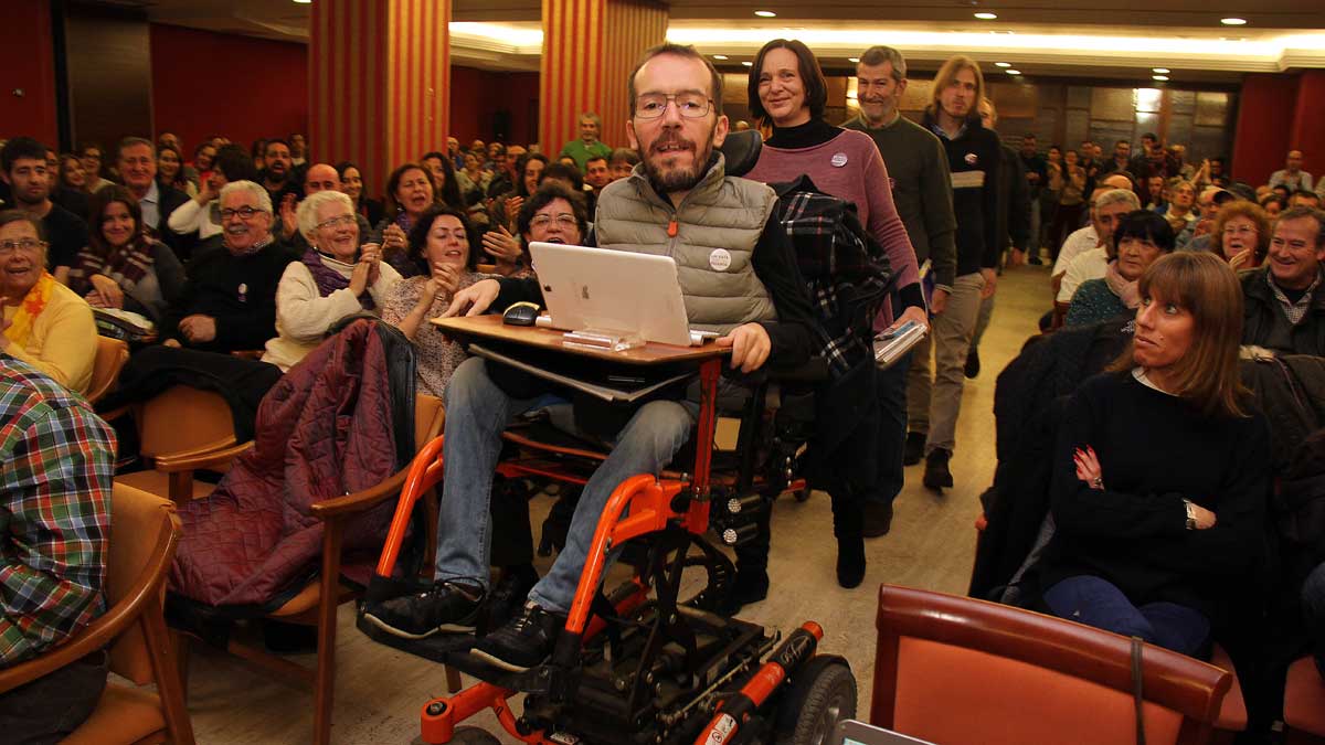 El diputado en las Cortes de Aragón, Pablo Echenique (C), seguido por Carolina Bescansa, el general Julio Rodríguez y el Secretario General de Podemos Castilla y León, Pablo Fernánde. | ICAL