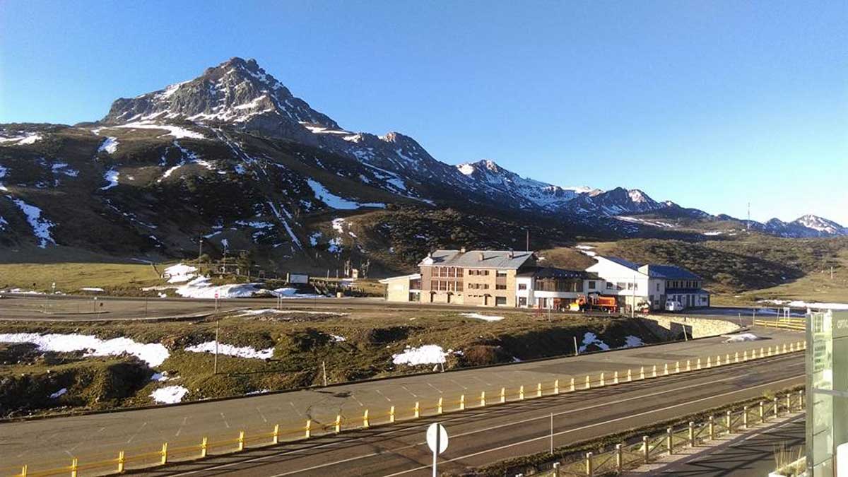 La falta de nieve en San Isidro ha evitado que la estación abriera el pasado fin de semana. | CAFETERÍA TONEO