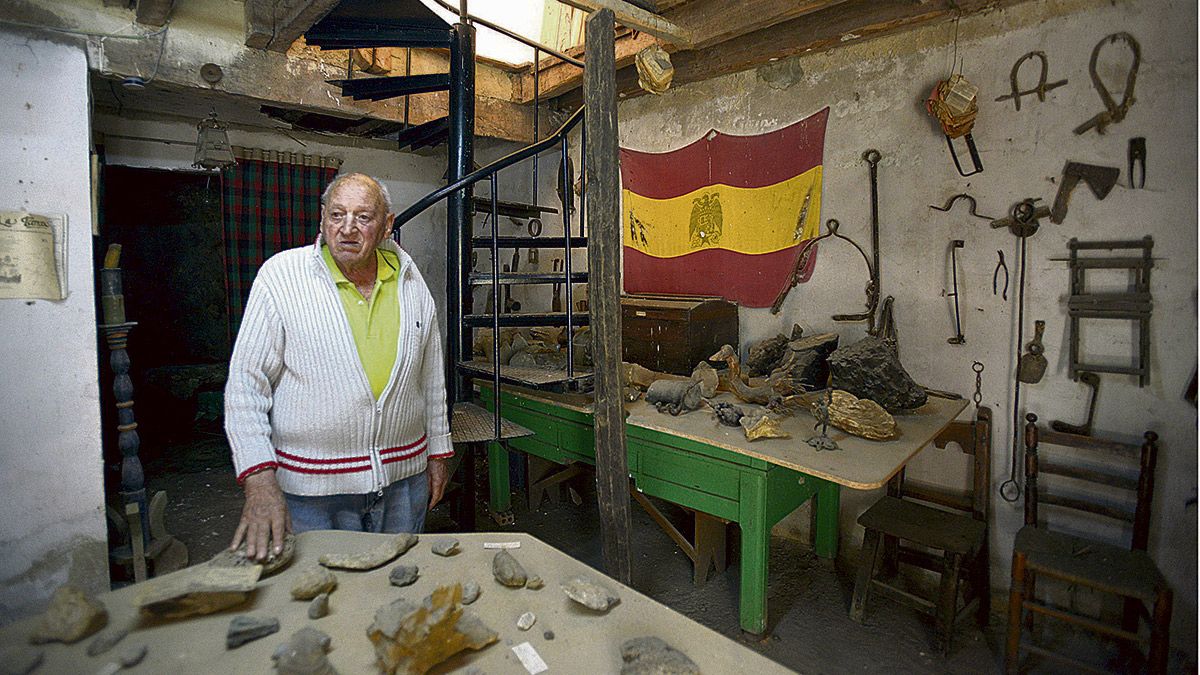 Nemesio Rodríguez, de la Junta Directiva de la Hermandad, en los sótanos del museo que esperan mejores tiempos y ‘perras’. | MAURICIO PEÑA