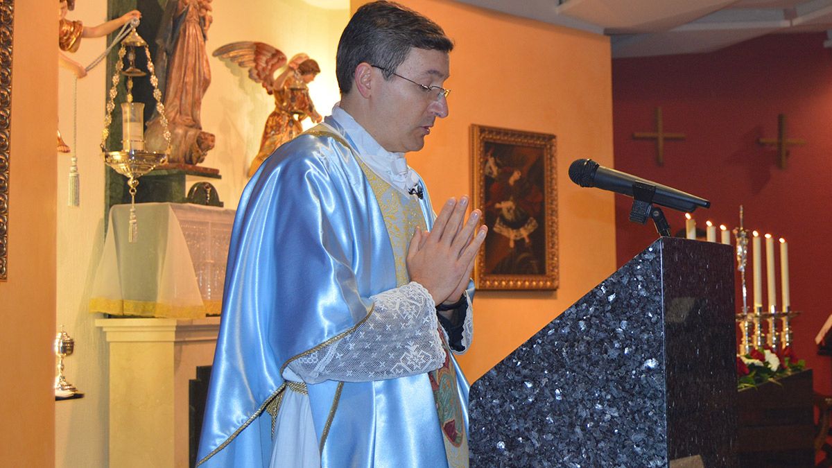 El capellán de Peñacorada, Javier Martínez de Bodoya, pronuncia la homilia en la fiesta de la Inmaculada.