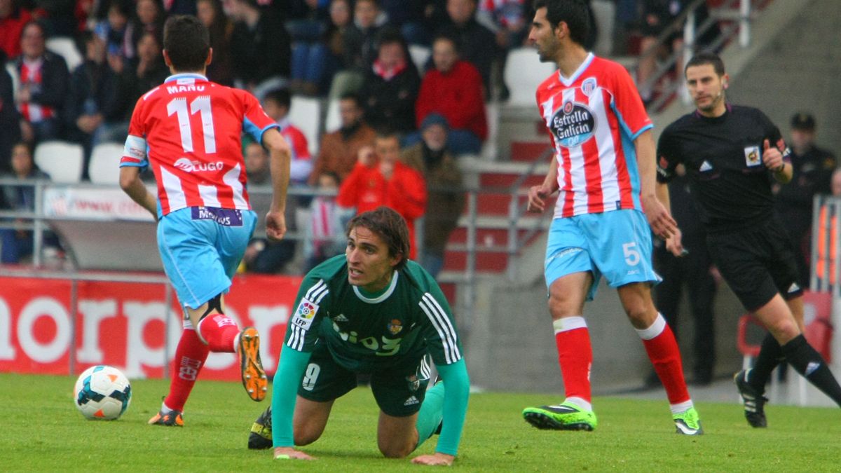 Berrocal cae al suelo en un partido ante el Lugo en el Anxo Carro. | CÉSAR SÁNCHEZ