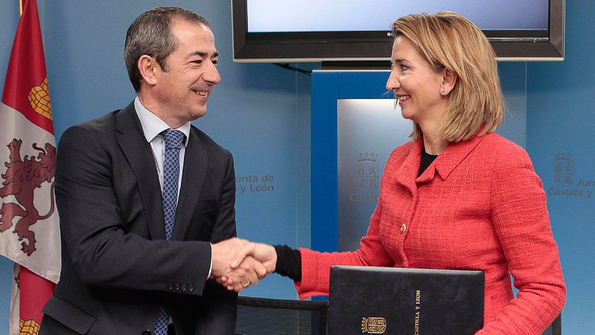 La consejera de Familia e Igualdad de Oportunidades, Alicia García, y el director territorial de Caixa Bank en Castilla y León y Asturias, José Manuel Bilbao, firman un convenio de colaboración. | ICAL