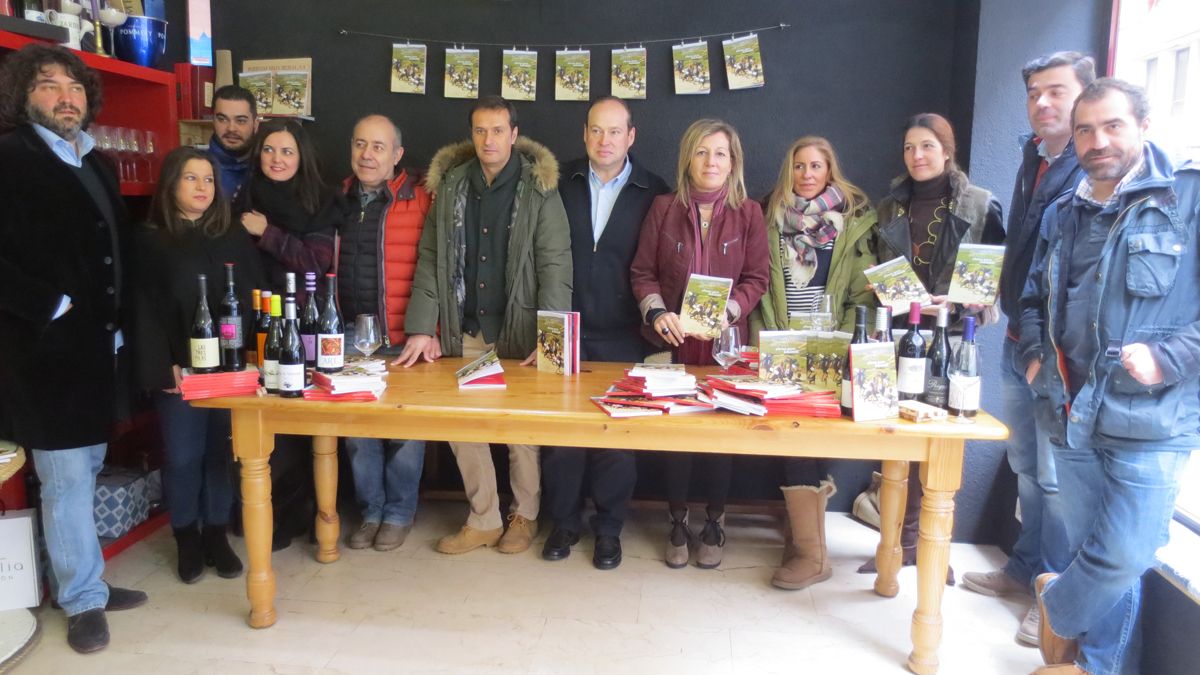 Representantes de las bodegas agrupadas en Autóctona, durante la presentación de la guía en Ponferrada. | L.N.C.