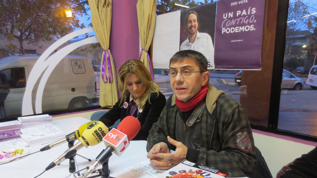 Juan Carlos Monedero atendió a los medios de comunicación antes del acto en la Casa de la Cultura de Ponferrada este miércoles. | L.N.C.
