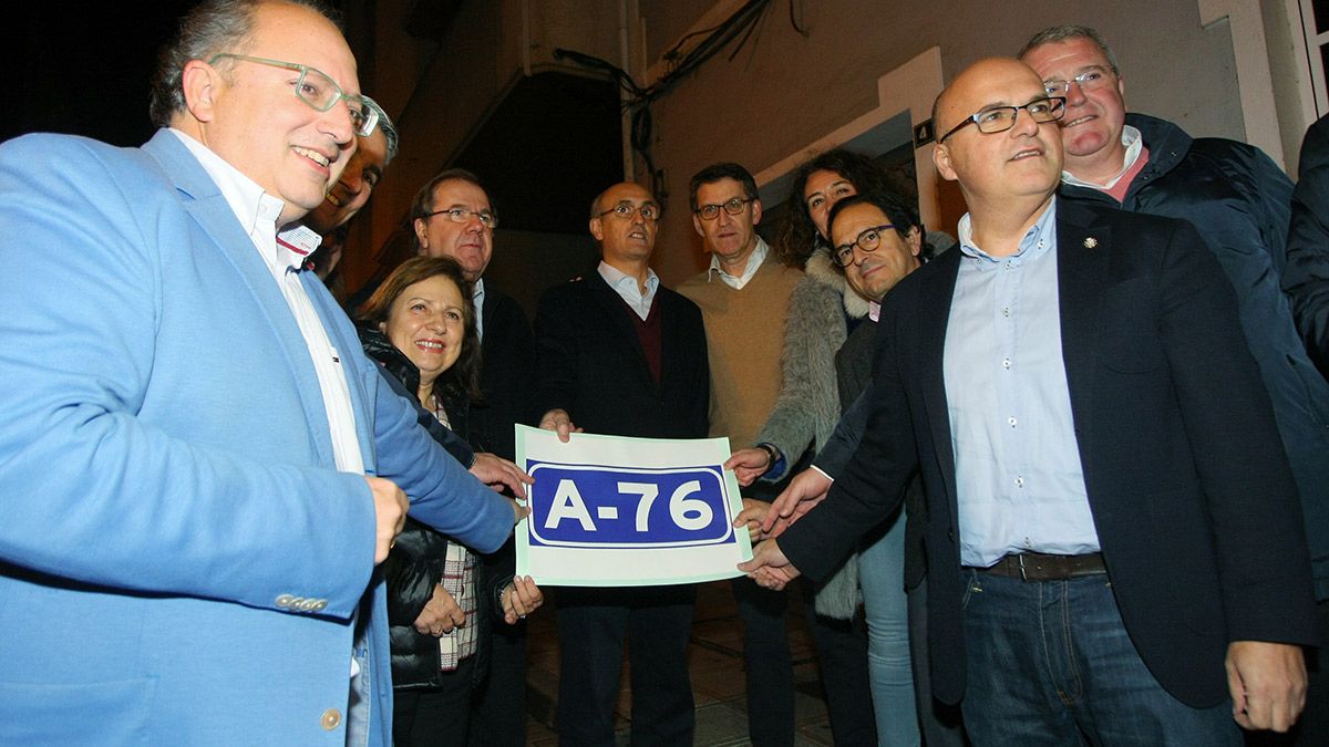 Los presidentes de la Junta de Castilla y León, Juan Vicente Herrera (3I), y de Galicia, Alberto Núñez Feijoo (5D), junto a alcaldes y candidatos a las próximas elecciones generales posando con un cartel de la autovía A76. | ICAL