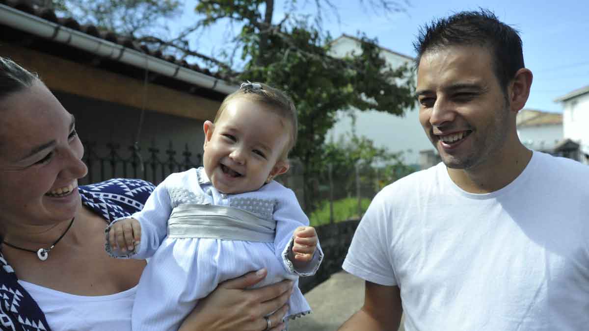 Valeria, en brazos de su madre, Adriana Díez, y junto a su padre, Iván Vilar. | DANIEL MARTÍN