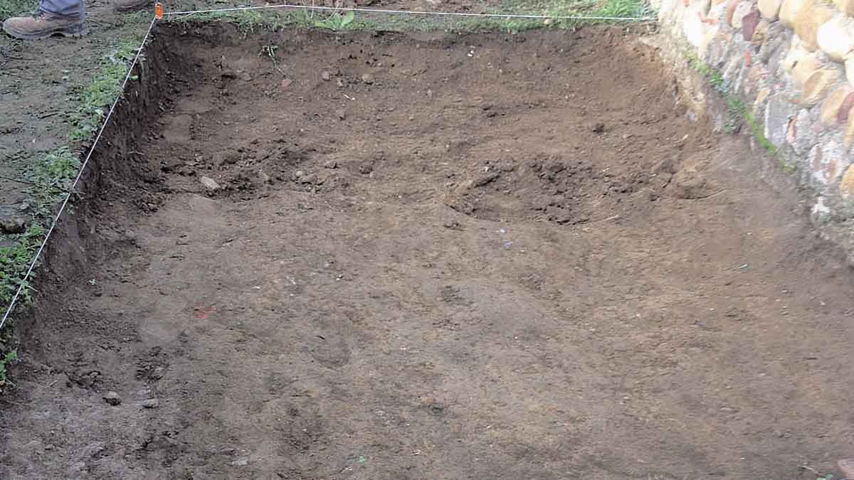 Imagen de la primera cata arqueológica acometida en la muralla. | L.N.C.