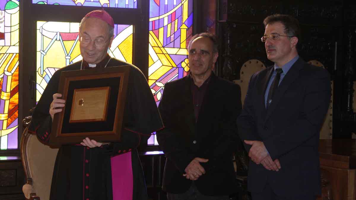 Camilo Lorenzo, con la placa que le ha entregado el Ayuntamiento y acompañado de Perandones y García. | P. F.