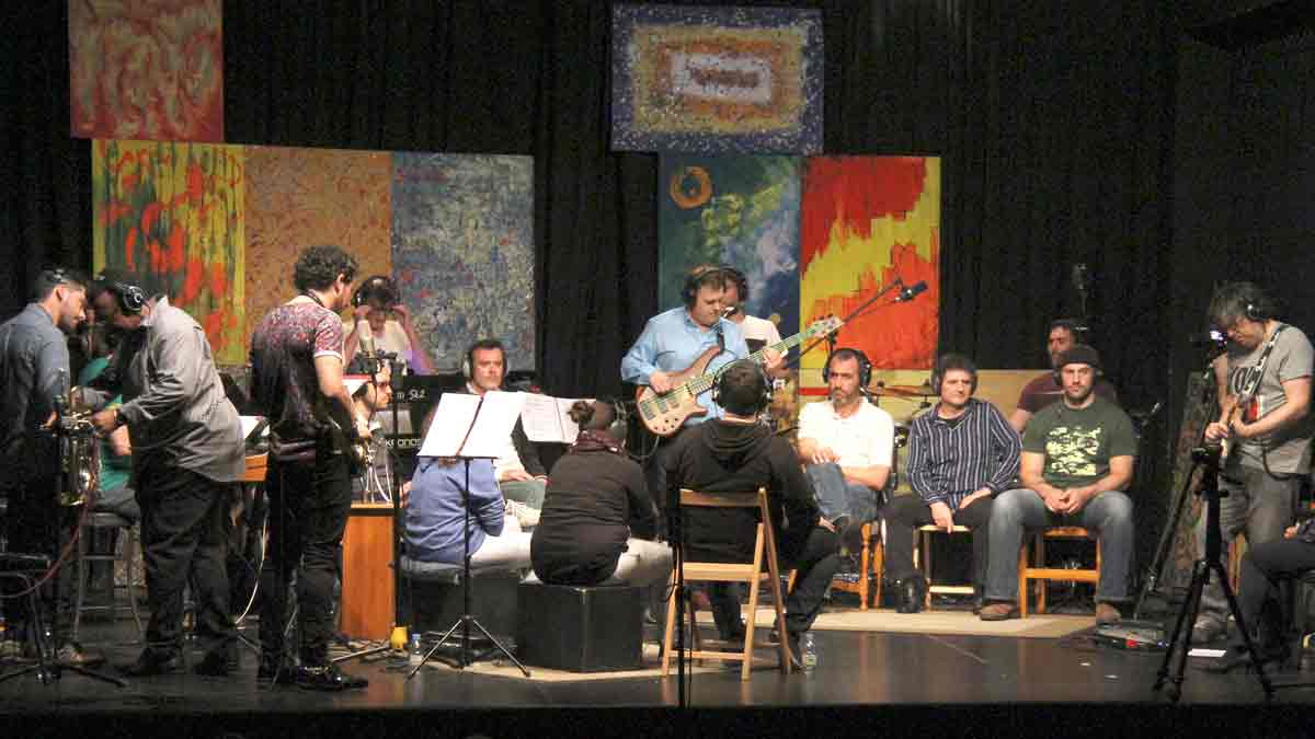 Javier Baíllo, en el centro con la guitarra, con el resto de músicos que participaron en la grabación el pasado mes de mayo en el Teatro El Albéitar de la Universidad de León. | JUAN LUIS GARCÍA