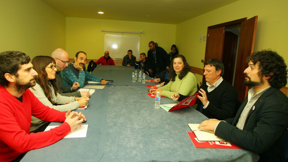El comité de empresa de Ciuden se reunió este viernes con políticos de IU. | César Sánchez (Ical)