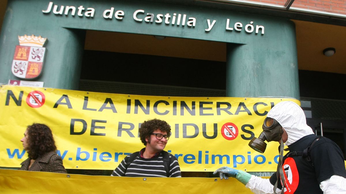 Una de las protestas ante la Junta en Ponferrada de la plataforma Bierzo Aire Limpio. | César Sánchez (Ical)