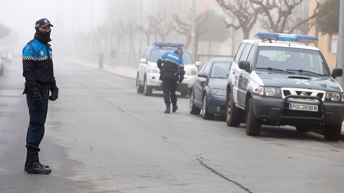 Alrededores de la vivienda de la familia del Policía Nacional fallecido en Kabul en La Virgen del Camino. | ICAL