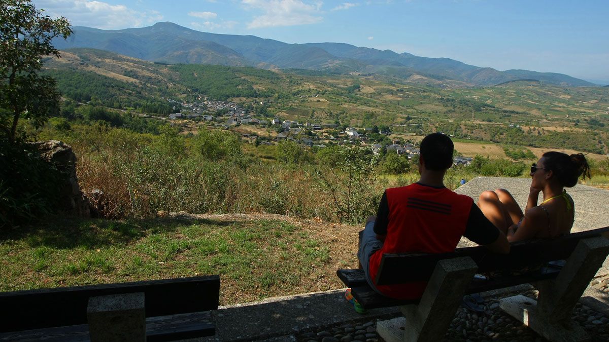 El mirador de ‘Las Majuelas’ desde donde se divisan Salas y Villar. | César Sánchez (Ical)