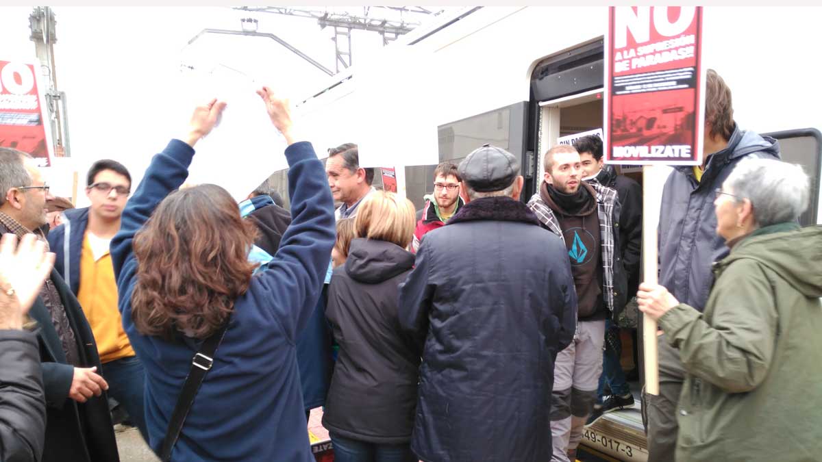 37 manifestantes se subieron al tren en Astorga para apearse en Veguellina. | P.F.