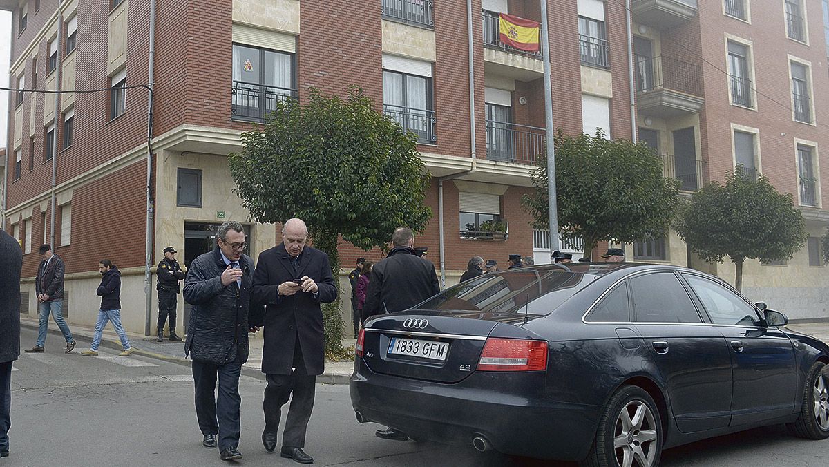 Fernández Díaz y el resto de la comitiva a la salida del domicilio de la viuda del agente fallecido, en La Virgen del Camino. | MAURICIO PEÑA Fernández Díaz y el resto de la comitiva a la salida del domicilio de la viuda del agente fallecido, en La Virgen del Camino. | MAURICIO PEÑA