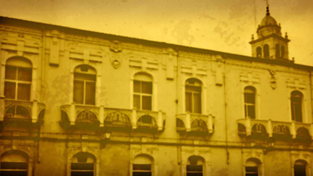 El edificio de La Obrera, en una imagen antigua, uno de los pocos ejemplos de arquitectura modernista en Ponferrada.