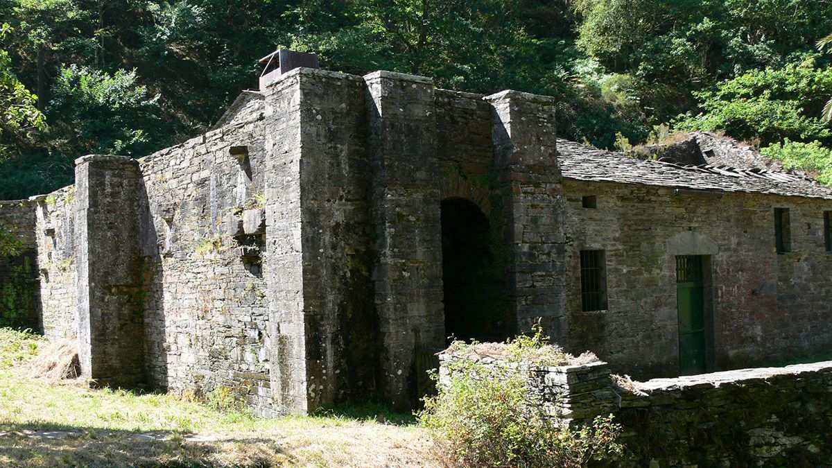 En Galicia se conservan algunas de auqellas históricas ferrerías en buen estado, la de la imagen es una de ellas, en la localidad lucense de Bogo.