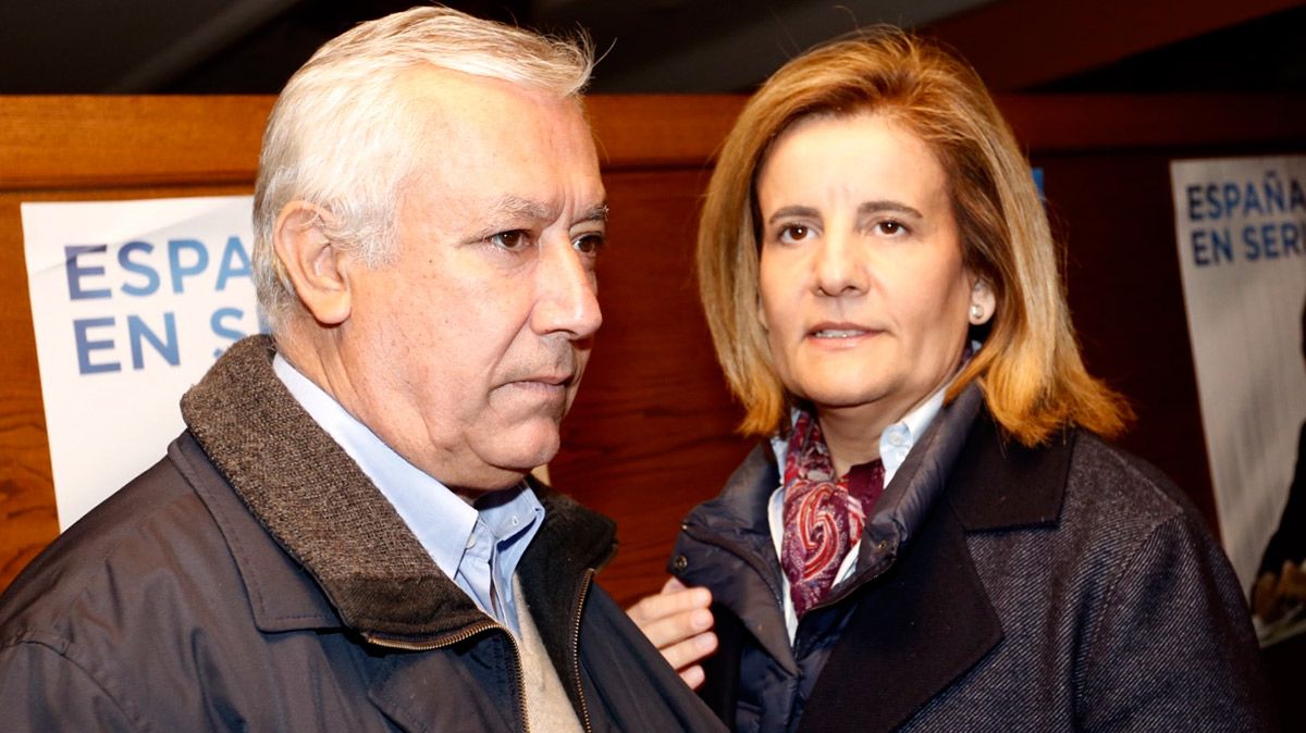Fátima Báñez en un mitin del PP en Astorga este domingo junto a Javier Arenas. | ICAL