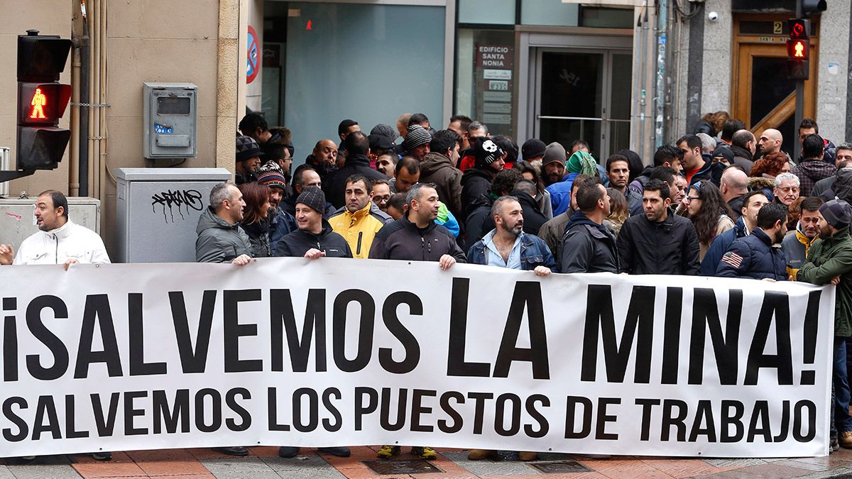 Varios mineros se concentran a las puertas del Hotel Conde Luna con motivo de la visita de la presidenta de la Comunidad de Madrid, Cristina Cifuentes, a León. | ICAL
