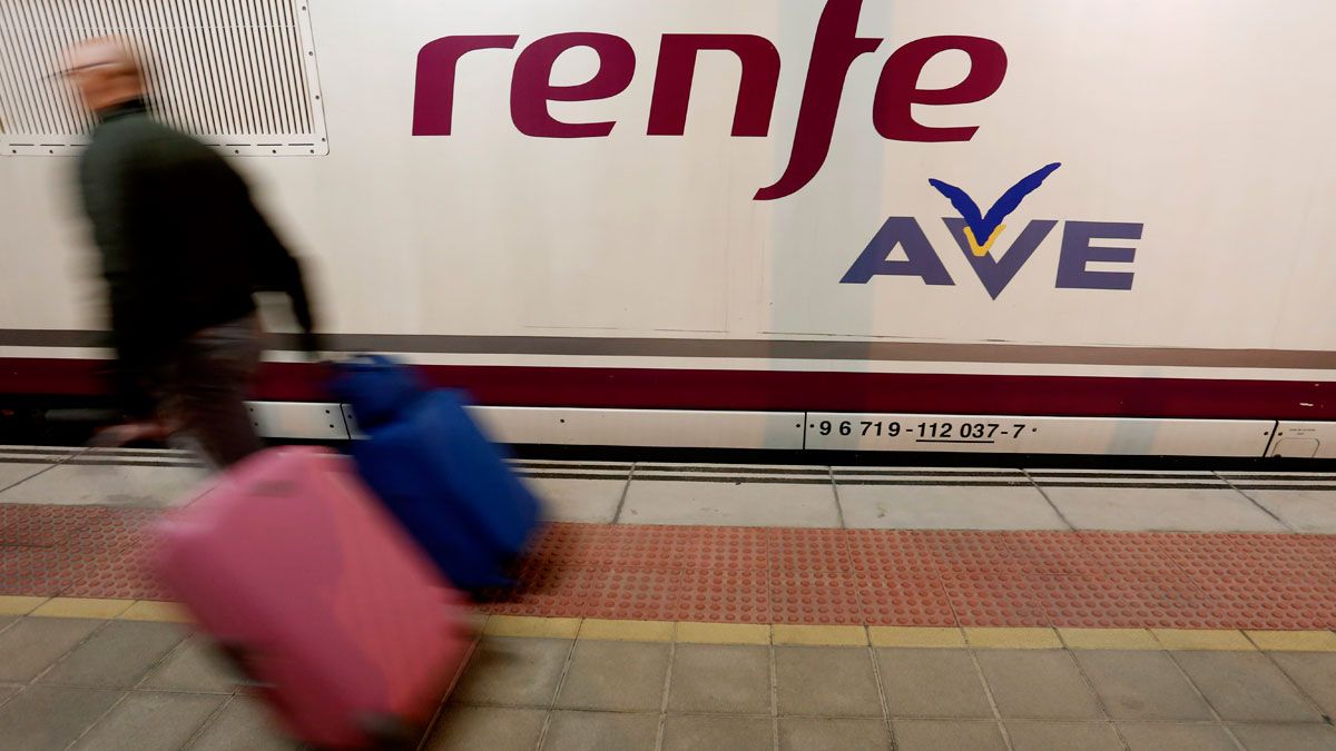 Un viajero, saliendo de un tren AVE en la estación de León. | Carlos S. Campillo (Ical)