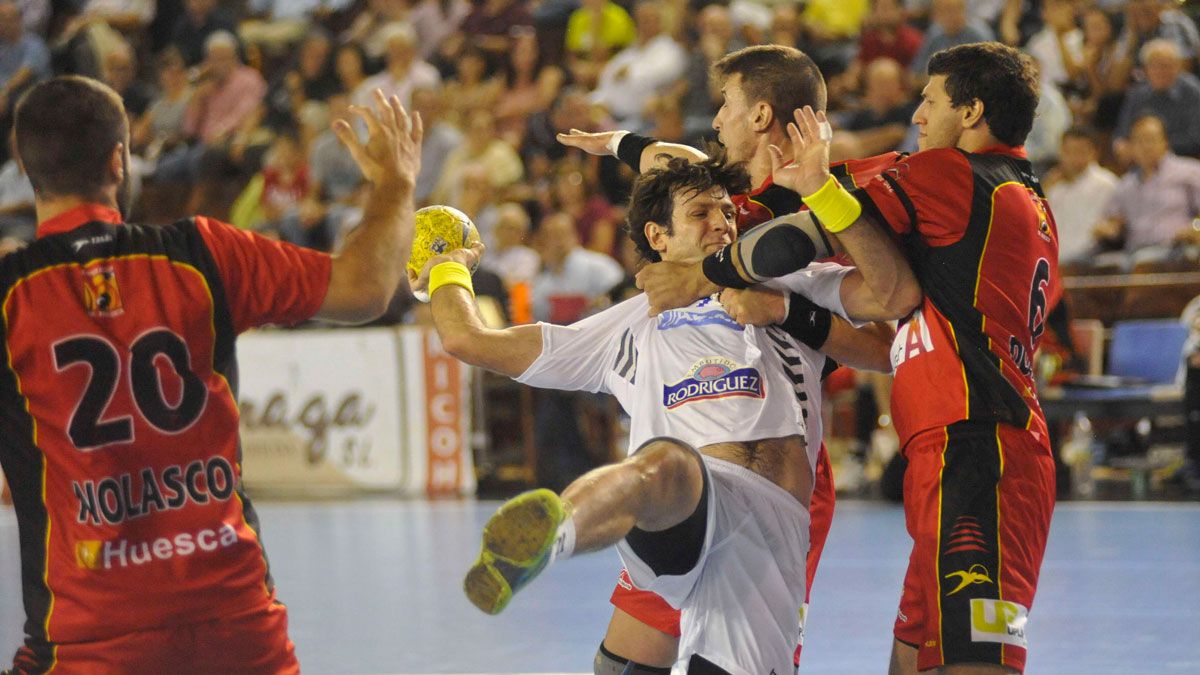 Carou intenta lanzar a portería en el choque liguero ante Huesca. | DANIEL MARTÍN