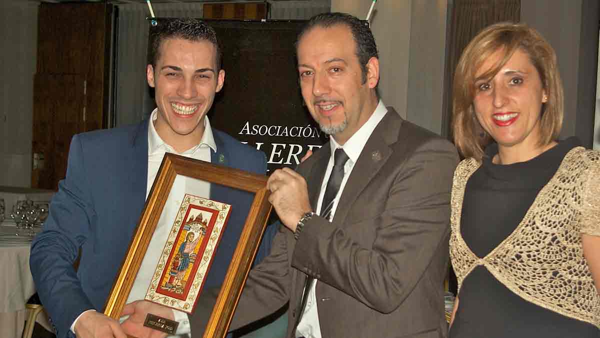 El homenajeado Guillermo Cruz con Adolfo Benéitez y Nuria García, presidente y secretaria, respectivamente, de la Asociación de Sumilleres de León.
