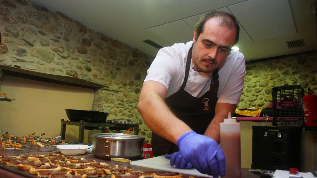 Un restaurador prepara unos aperitivos en unas Jornadas Gastronómicas del Bierzo. | César Sánchez (Ical)
