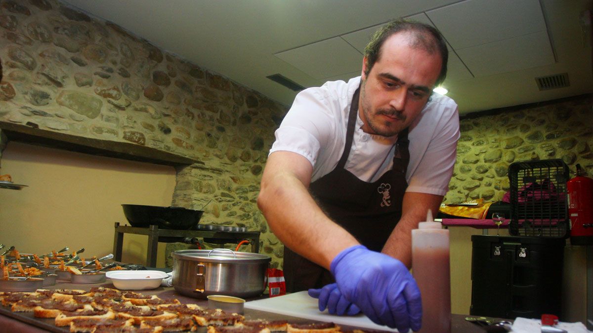 Un restaurador prepara unos aperitivos en unas Jornadas Gastronómicas del Bierzo. | César Sánchez (Ical) Un restaurador prepara unos aperitivos en unas Jornadas Gastronómicas del Bierzo. | César Sánchez (Ical)
