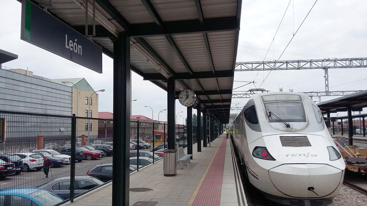 Un tren antes de salir en la estación de Renfe de León. | Ical
