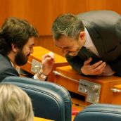 El vicepresidente de la Junta, Juan García-Gallardo, conversa con el procurador de Vox, David Hierro. | Ical