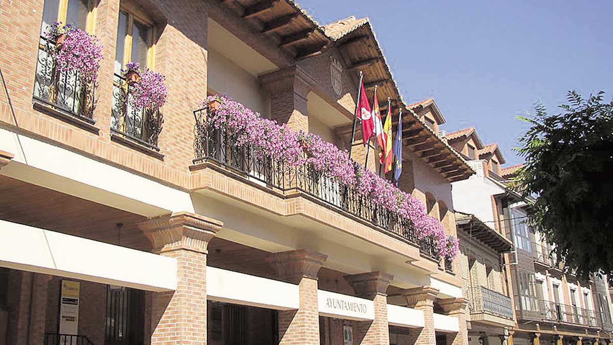 Fachada principal del Ayuntamiento de Santa María del Páramo. | L.N.C.