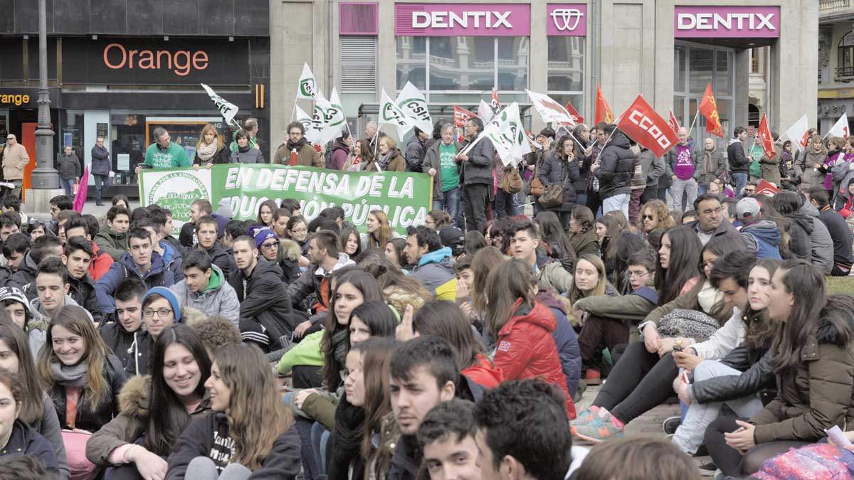 Manifestación y concentración de estudiantes en defensa de la educación pública, en febrero en León. | MAURICIO PEÑA