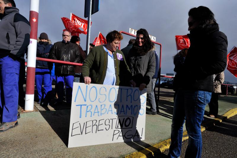Los trabajadores de Everest se manifiestan para exigir una solución para la empresa. | DANIEL MARTÍN