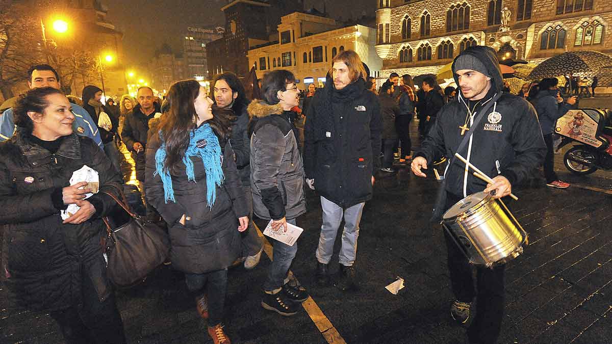 El secretario general de Podemos en Castilla y León, Pablo Fernández, participó este viernes en una mesa informativa en León. | ICAL
