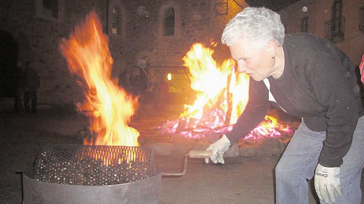 El fuego, las castañas y los vecinos, es el Sábado Castañero. | MARÍA CARRO