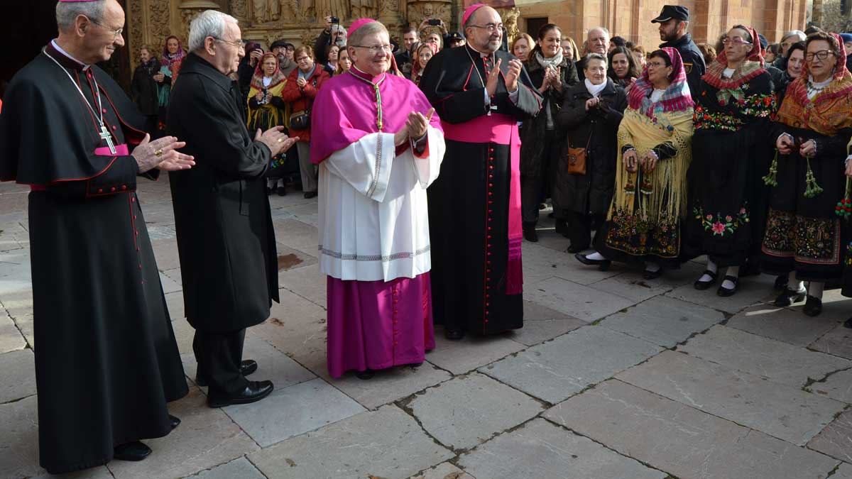 Imagen de la llegada del nuevo obispo a la Catedral de Astorga. | P. FERRERO