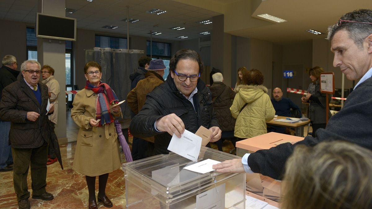 Luis Aznar ejerciendo su derecho al voto. | MAURICIO PEÑA