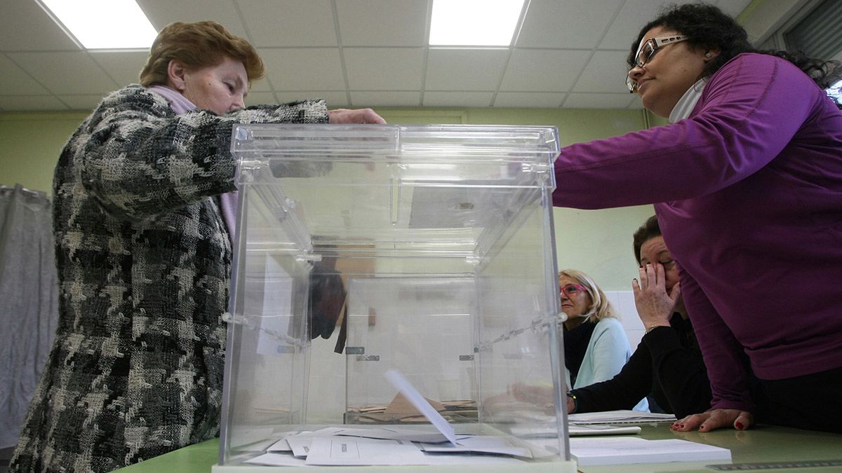 Una leonesa vota en Ponferrada. | CÉSAR SÁNCHEZ (ICAL)