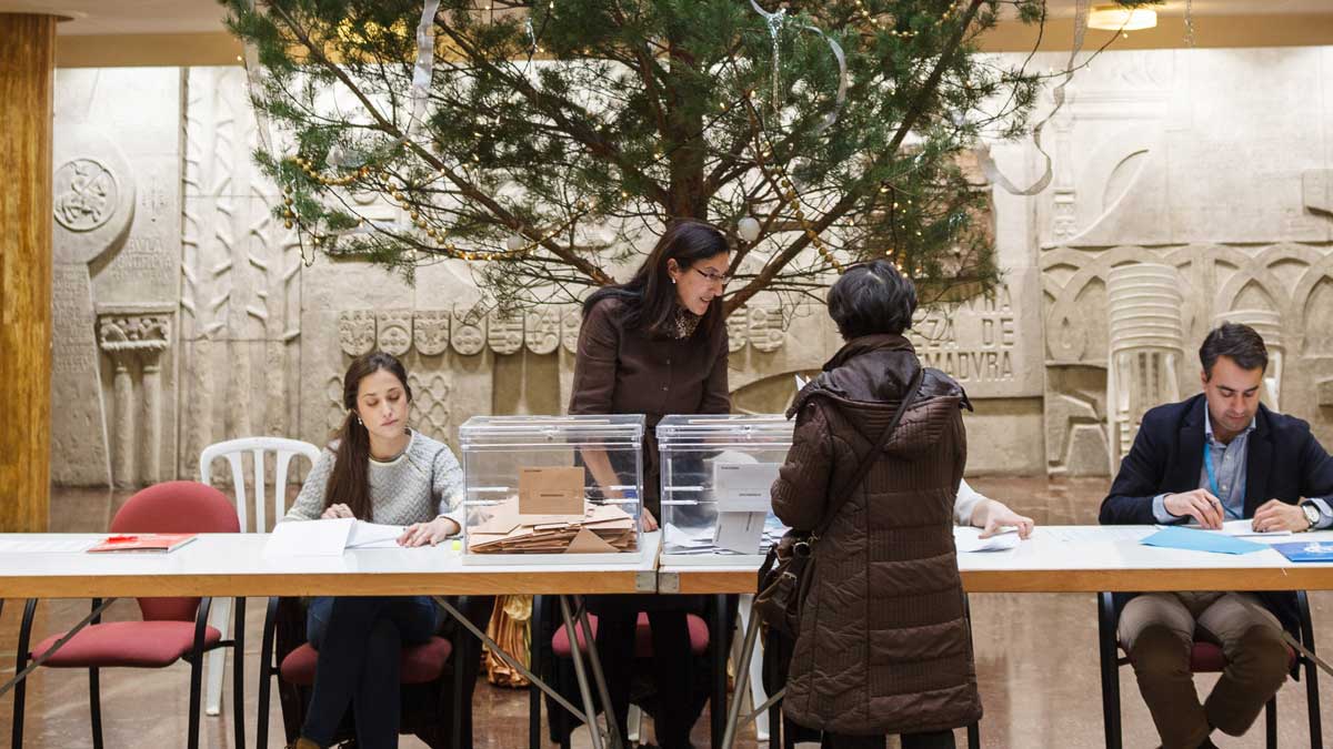 Votaciones en el colegio electoral situado en el Ayuntamiento de Soria. | ICAL