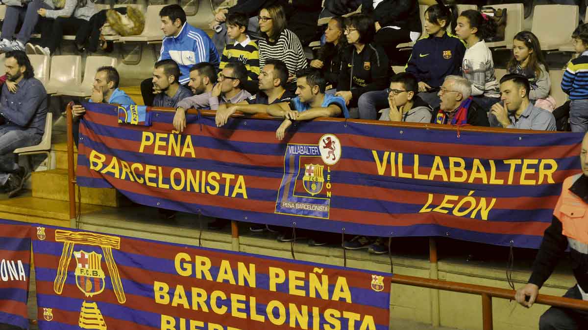 Seguidores del FC Barcelona, en las gradas del Palacio durante la final. | DANIEL MARTÍN